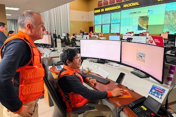 Fotografía tomada de la cuenta en X @indeciperu del Instituto Nacional de Defensa Civil de Perú (Indeci) en la que se observa al jefe del Indeci, Luis Enrique Vásquez (i), monitoreando lo ocurrido por el terremoto de magnitud 7,2 en la región andina de Ayacucho,en el sur de Perú. EFE/ @indeciperu