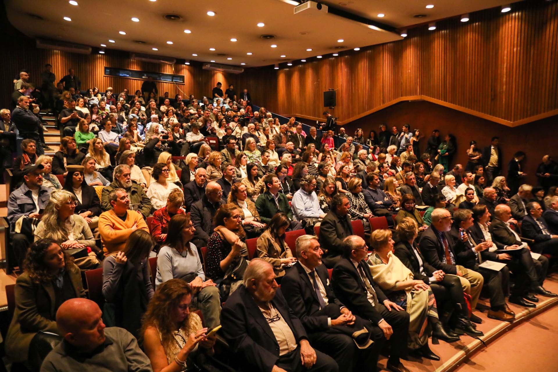 Gente de la industria del libro acompañó la presentación de la Feria 2027.