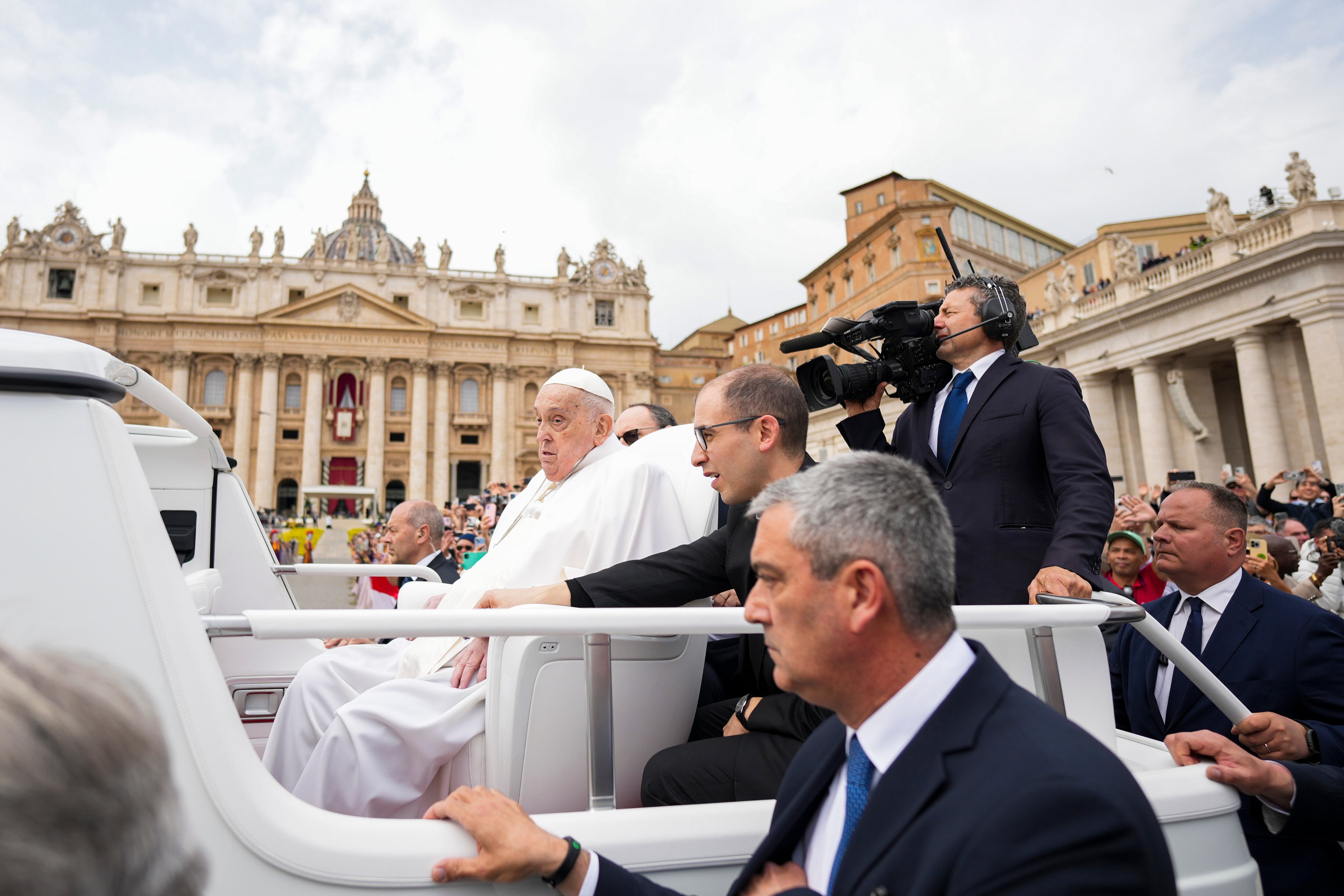 El papa Francisco recorre la Plaza de San Pedro a bordo de su papamóvil después de dar la bendición Urbi et Orbi (para la ciudad y para el mundo, en latín) al finalizar la misa de Pascua que ofició el cardenal Angelo Comastri en la Plaza de San Pedro, el domingo 20 de abril de 2025, en el Vaticano (AP Foto/Andrew Medichini)
