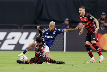 Soccer Football - Copa Libertadores - Group E - Millonarios v Flamengo - Estadio El Campin, Bogota, Colombia - April 2, 2024 Millonarios' Delvin Alfonzo in action with Flamengo's Igor REUTERS/Luisa Gonzalez