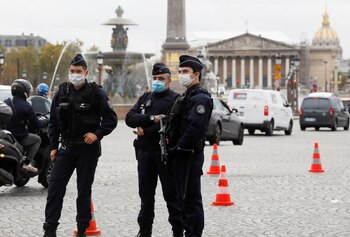 Policía francesa controla las calles durante el primer día del segundo confinamiento nacional por COVID-19. REUTERS/Charles Platiau