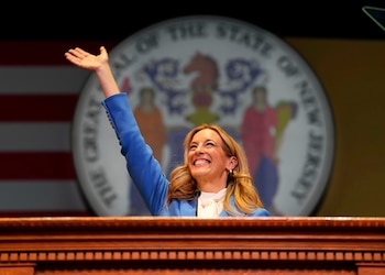 La gobernadora de Nueva Jersey, Mikie Sherrill, critica a la FIFA por los costos de transporte para la Copa Mundial