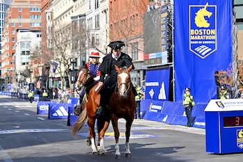 Un recreador histórico que interpreta a Paul Revere cruza la línea de meta, como parte de las conmemoraciones del 250.º aniversario de la Batalla de Lexington, que dio inicio a la Revolución Americana (REUTERS/Kylie Cooper)