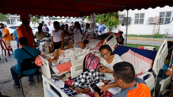 Pacientes de hospital en Panamá son atendidos en la calle tras fuerte terremoto que generó daños estructurales