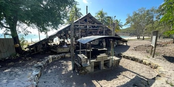 La zona de West Bay alberga el Percy Island Yacht Club, una estructura donde los navegantes internacionales dejan recuerdos de su paso por la isla (ABC News)