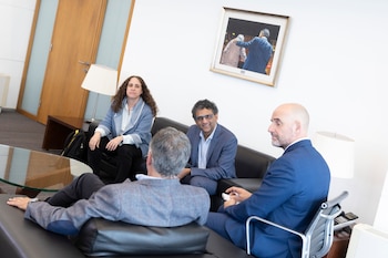 El presidente de Uruguay, Yamandú Orsi, reunido con el director de Tecnología de Aprendizaje y Sostenibilidad de Google, Ben Gomes (Camilo dos Santos Ayala, Presidencia de la República Oriental del Uruguay)