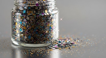 La purpurina, considerada un microplástico,