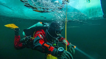 A 3.000 metros bajo el hielo: comienza una misión clave para proteger el Ártico con dos investigadores españoles