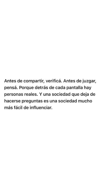 Un texto en español sobre un fondo blanco invita a verificar y pensar antes de juzgar, destacando la presencia de personas reales detrás de las pantallas