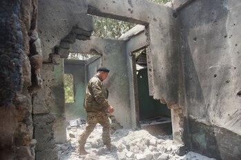 Saw Win Myint, comandante de una unidad militar que forma parte de la Unión Nacional Karen, inspecciona el arsenal dañado de la base militar capturada del 275to Batallón de Infantería en Myawaddy, en el estado de Kayin (AP Foto)