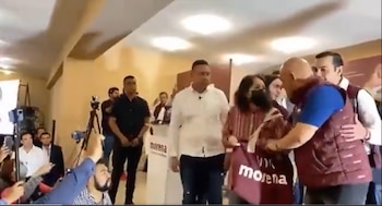 Mario Delgado fue increpado en