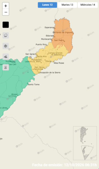 Mapa de Misiones con sectores teñidos de naranja, amarillo y verde, botones de control a la izquierda y un mapa miniatura de Argentina