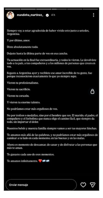 Captura de pantalla de una publicación de Instagram con texto blanco sobre fondo negro, incluyendo perfil de usuario, timestamp, un corazón y emojis de bandera