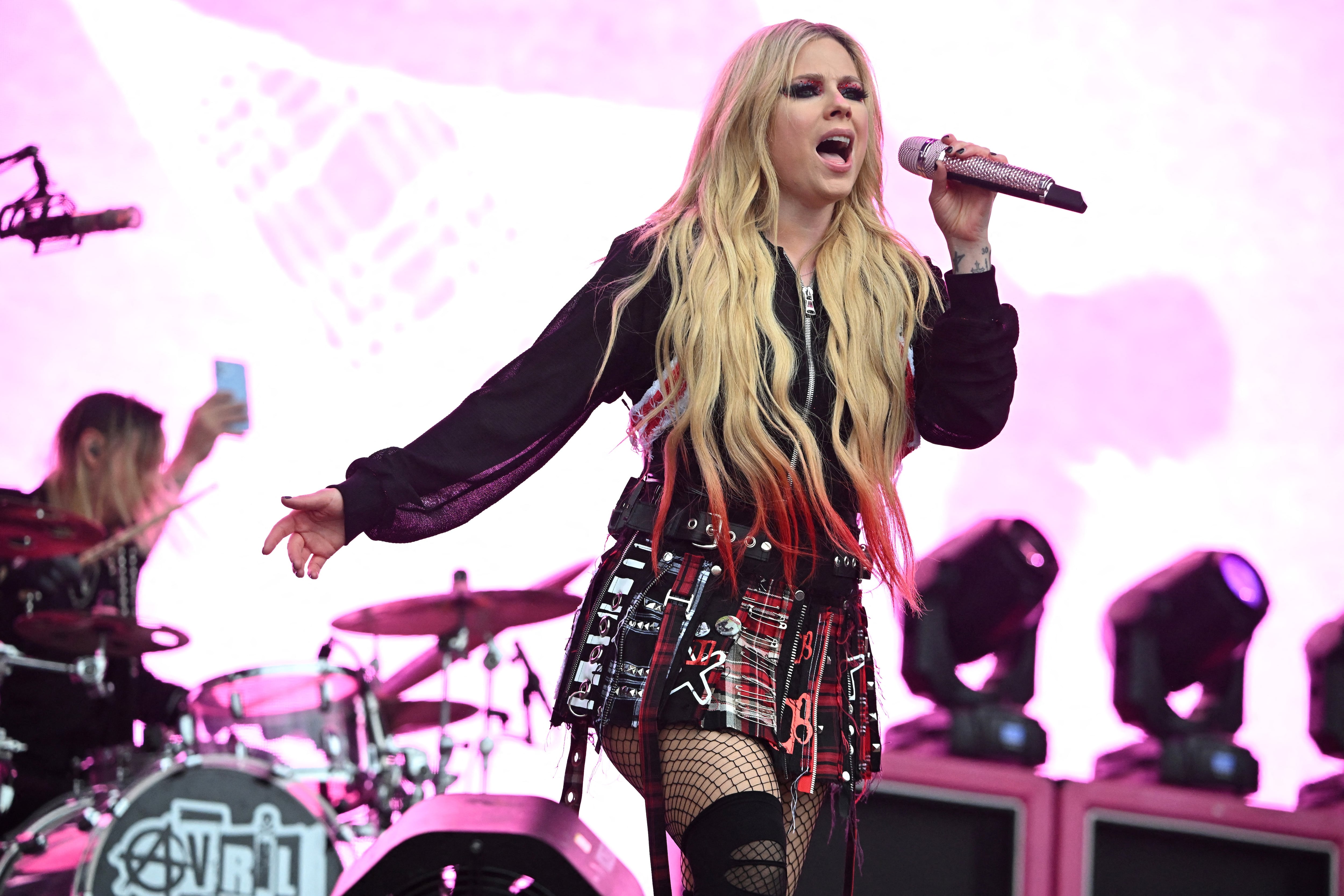 Tras 20 años de trayectoria, Avril Lavigne debutó en el histórico festival durante su edición 2024. (Créditos: REUTERS/Dylan Martinez)