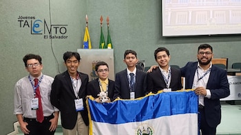 Estudiantes salvadoreños regresan después de brillar con cuatro medallas de la Olimpiada Iberoamericana de Química