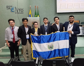 Cuatro estudiantes salvadoreños ganaron tres medallas de plata y una de bronce en la XXX Olimpiada Iberoamericana de Química 2026. (Foto cortesía Programa Jóvenes Talento de El Salvador)