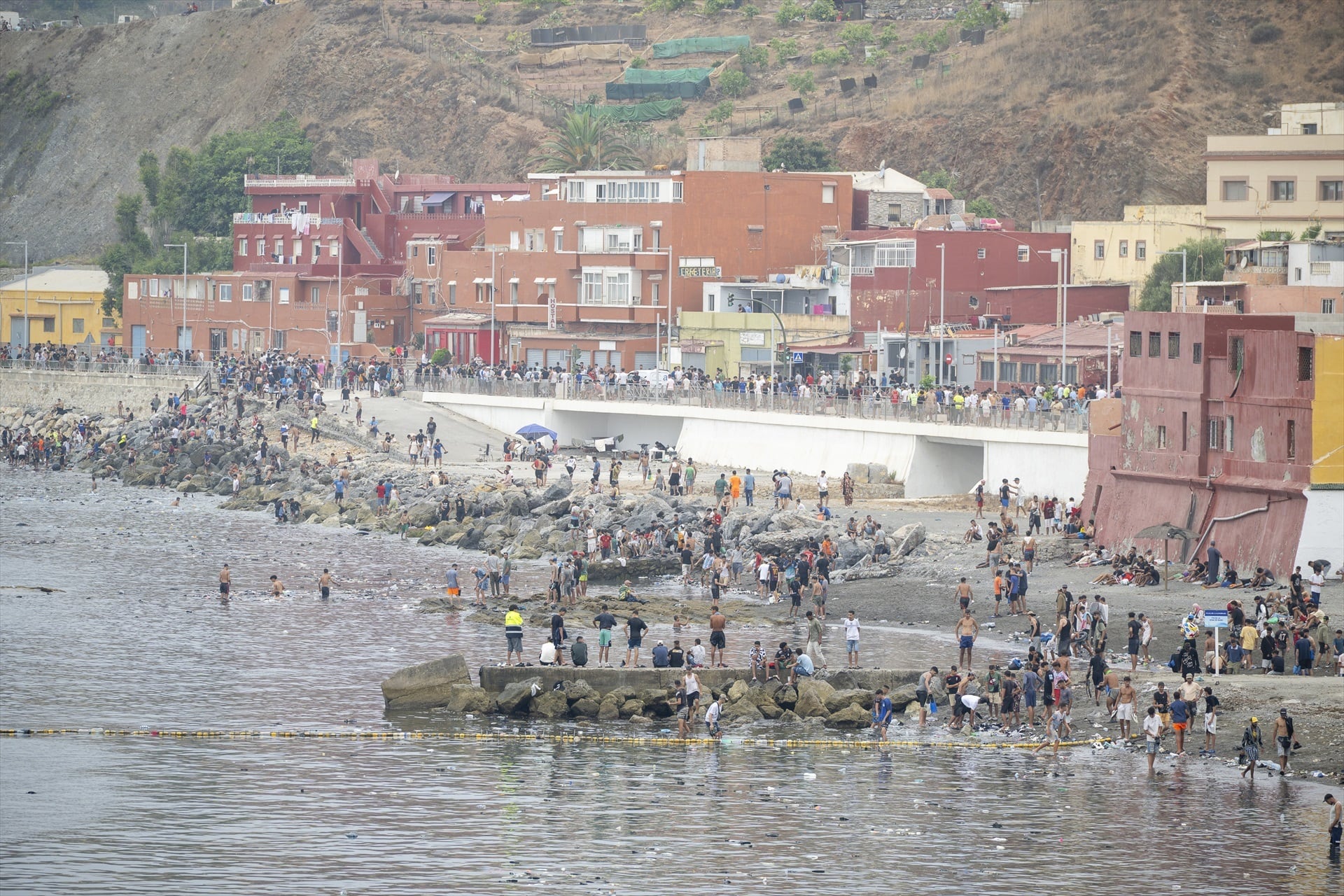 Decenas de personas intentando cruzar la frontera de Ceuta. (Marcos Moreno/Europa Press)