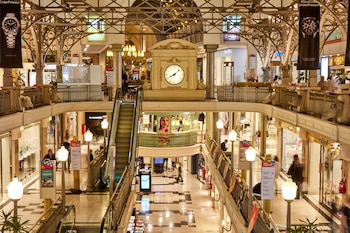 La experiencia se apoya en una estética cuidada y en la curaduría de marcas y servicios (Patio Bullrich)