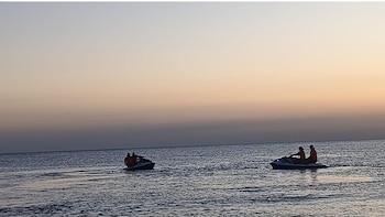 Dos motos acuáticas navegan el