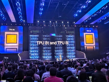 Google desarrolla integración vertical con chips TPU, centros de datos optimizados y redes dedicadas para mejorar la eficiencia en IA.