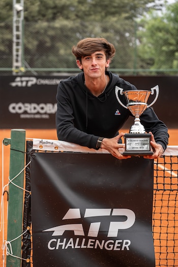 Juan Manuel La Serna posa con el trofeo del AAT Challenger (Crédito: Prensa AAT)