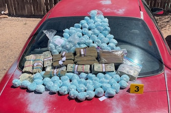 Foto entregada por la DEA que muestra píldoras con fentanilo, confiscadas en Nuevo México, el 28 de abril del 2025. (DEA via AP)