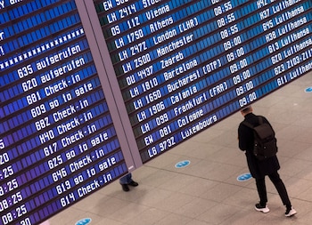 Ein Passagier geht am Flughafen München zu seinem Abflug Gate. In Bayern starten am 29.10.2021 die Herbstferien.