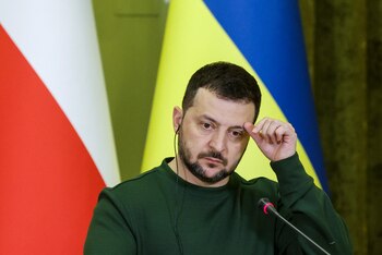 El mandato presidencial de Volodímir Zelenski termina en mayo. Pero se extenderá por la guerra. EFE/EPA/SERGEY DOLZHENKO
