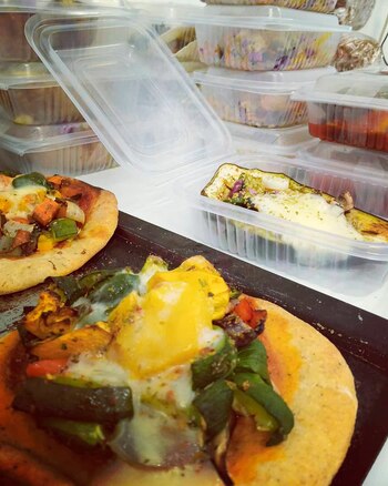 Paola vende sus productos desde