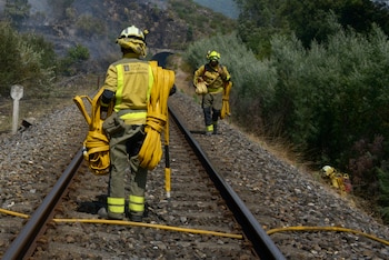 Varios efectivos trabajan en las tareas de extinción del incendio forestal de Untes, a 13 de julio de 2026, en Untes, Ourense, Galicia (España). (Rosa Veiga/Europa Press)
