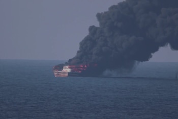 14/10/2026 Imagen de un 'dhow' supuestamente vinculado a Irán y destruido por el Ejército de Estados Unidos.
Las Fuerzas Armadas de Estados Unidos han reivindicado este miércoles la destrucción de un 'dhow', un tipo de velero de origen árabe, "vinculado a Irán" y que realizaría "labores de vigilancia" sobre la Armada norteamericana desplegada en el golfo de Omán, en el marco del bloqueo naval estaounidense contra Irán.
POLITICA ASIA NORTEAMÉRICA ASIA ORIENTE PRÓXIMO ESTADOS UNIDOS IRÁN NORTEAMÉRICA INTERNACIONAL
CENTCOM EN X