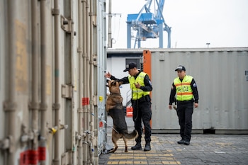 Policías de Ecuador inspeccionan un