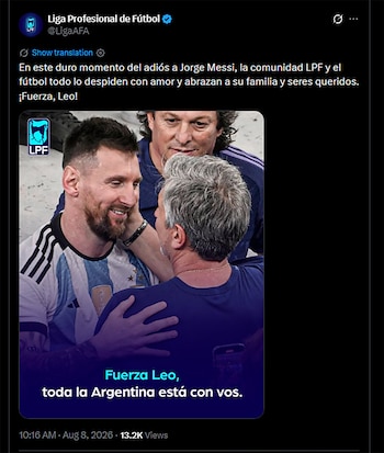 Lionel Messi sonriendo y abrazado por dos hombres, con la camiseta de Argentina. Una superposición de texto azul dice: "Fuerza Leo, toda la Argentina está con vos"