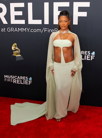 La cantante Victoria Monet lució un conjunto en tono crema compuesto por un top bandeau y una falda larga con una cola elegante