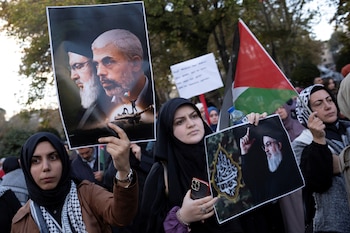 Manifestantes propalestinos sostienen fotos del