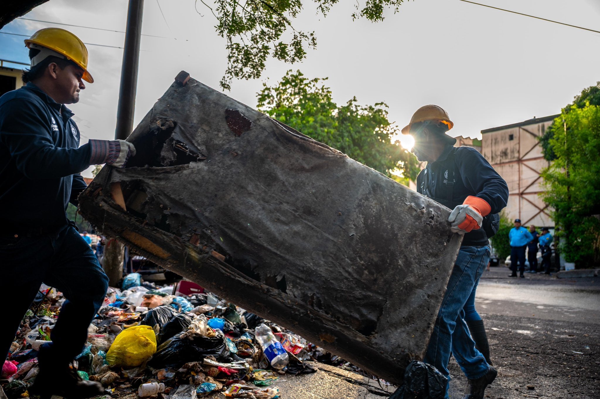 Personal de la Alcaldía de San Salvador Centro retira desechos voluminosos durante una jornada de limpieza en la vía pública (Cortesía @alcaldia_ss).