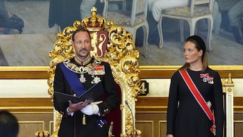 Haakon VIII presta juramento en el Parlamento noruego como nuevo monarca