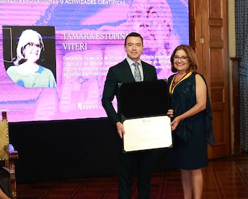 La categoría de Creaciones Científicas recayó en Carla Tamara Estupiñán Viteri, investigadora especializada en historia económica y etnohistoria.