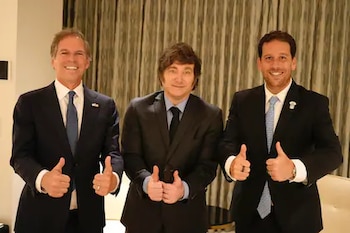 El embajador en Estados Unidos, Alec Oxenford, el presidente Javier Milei y el empresario Andy Kleinman en Los Ángeles