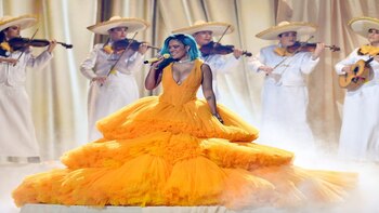 Seis premios y un vestido