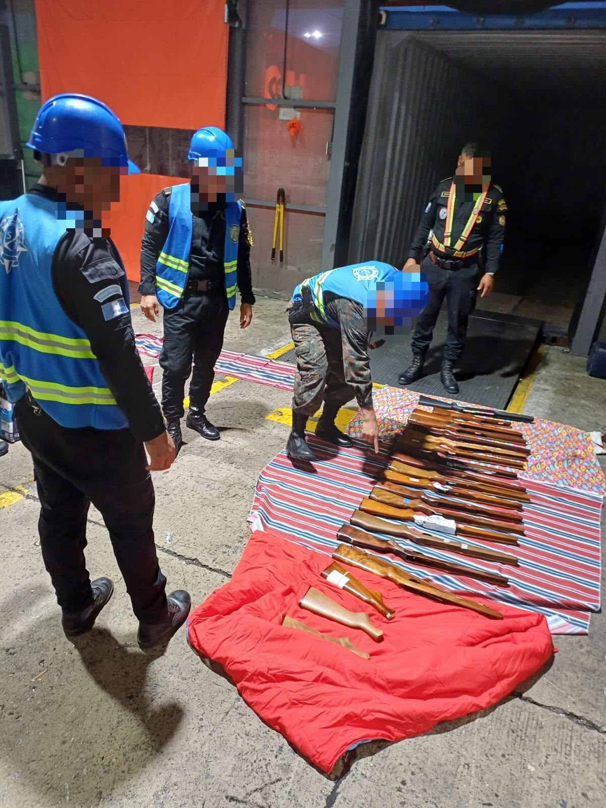 La SGAIA localizó 23 armas de fuego y 3.037 municiones en una encomienda procedente de Estados Unidos en Santo Tomás de Castilla. (Ejército de Guatemala)