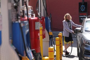 Una persona repostando gasolina en su vehículo en una estación de servicio de Manhattan, Nueva York, EEUU. REUTERS/Andrew Kelly