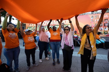 El informe aborda también la situación de la salud reproductiva y la seguridad. Los embarazos adolescentes han disminuido, pasando de 32,061 casos en 2019 a 11,961 en 2025. Sin embargo, el fenómeno se mantiene como un problema estructural, especialmente en las provincias fronterizas, donde la incidencia supera el 24 %. EFE/ Orlando Barría