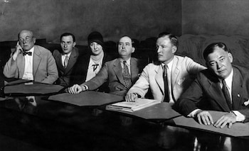 Dolly rodeada del equipo de