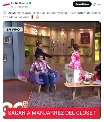 Tres personas en un set de televisión con la etiqueta 'EN VIVO'. Un hombre en camisa de rayas sentado en un sillón morado, otro hombre de negro y una persona de rosa de pie