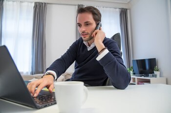 ILLUSTRATION - Ein Mann sitzt