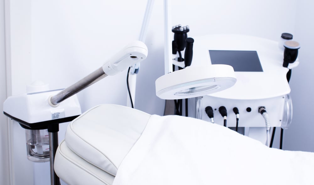 Los especialistas señalaron que la hipertensión, el tabaquismo y las intervenciones previas de la paciente elevaban el riesgo de complicaciones y afectaban el resultado estético. (Foto de archivo: Shutterstock)