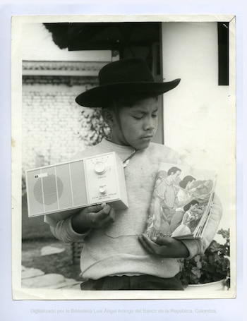 Cortesía ACPO.
Niño con radio y