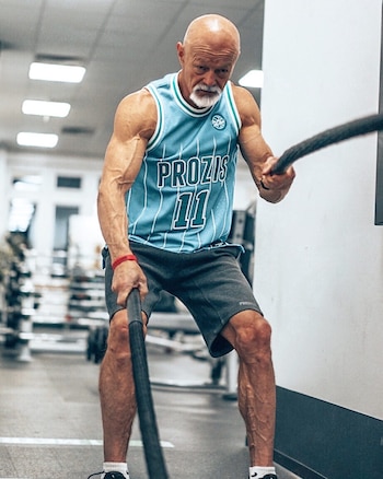 Węcławowicz combina ejercicios de calistenia