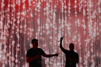 Los entusiastas de Bitcoin posan para fotos durante el inicio del Foro Plan B El Salvador, en San Salvador, El Salvador, el 30 de enero de 2025. (REUTERS/Jose Cabezas)